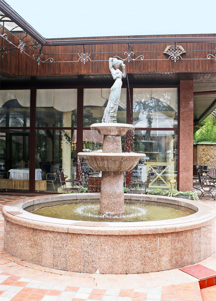 Фонтан «Джерело» в Ялті. 2004. Бронза, граніт